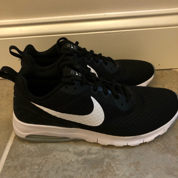 Women’s Nike Air tennis shoes - Picture 1 of 2